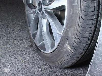 郑州道路施工铲起旧路面 窨井凸起割伤俩轮胎_新浪河南_新浪网